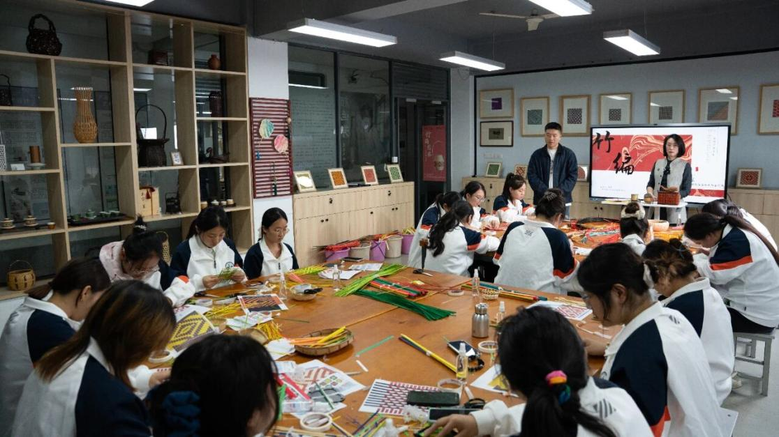 为非遗“添彩”，为青春“赋能”：江苏建院的文化育人新实践